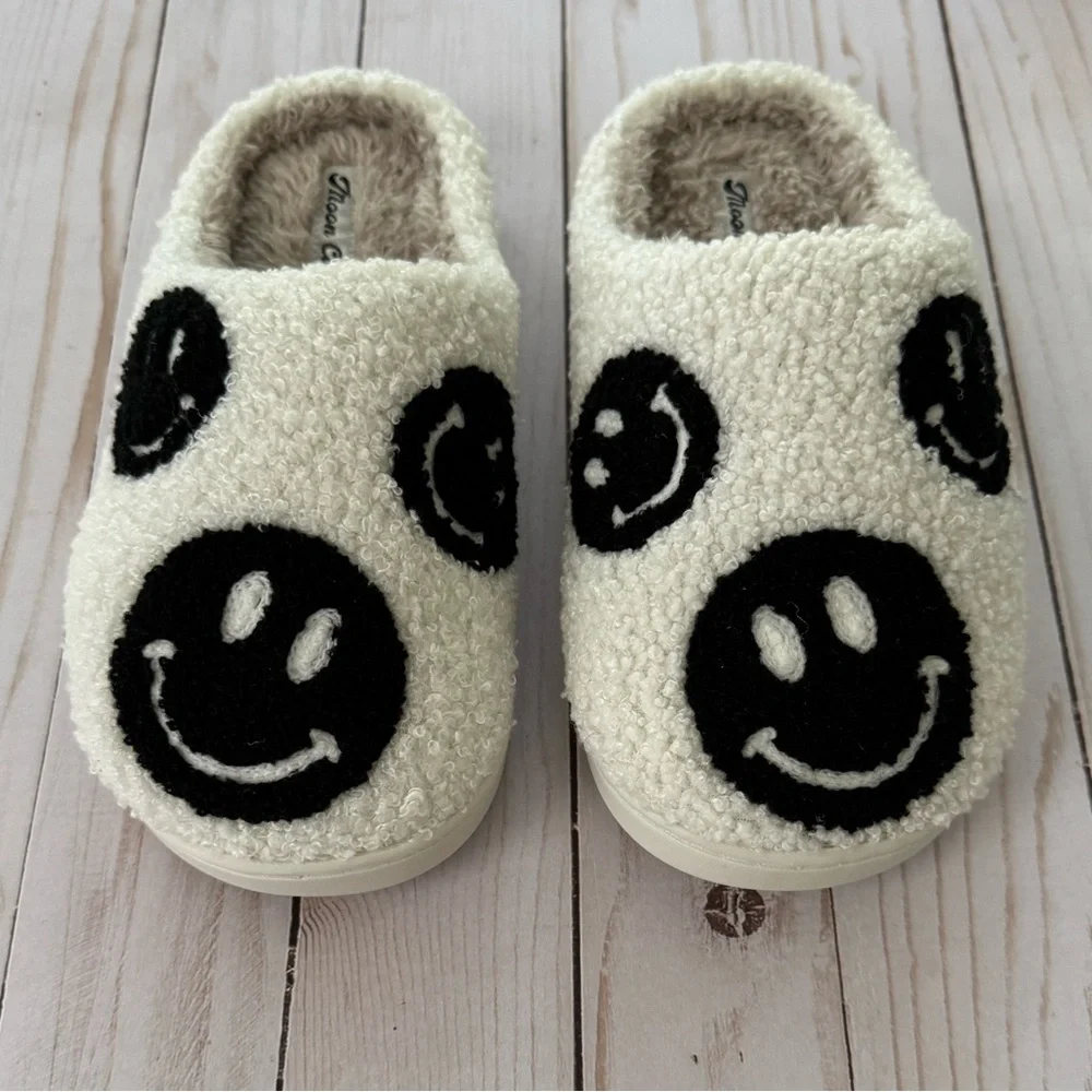 Smiley face slippers NWOT